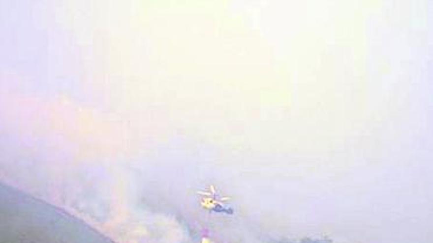 El helicóptero «Kamov», trabajando en la extinción del incendio de La Artosa.