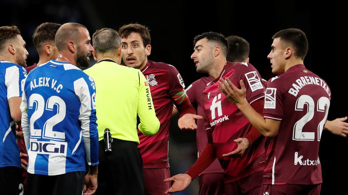 Oyarzabal pidiendo explicaciones al árbitro durante el partido contra el Espanyol