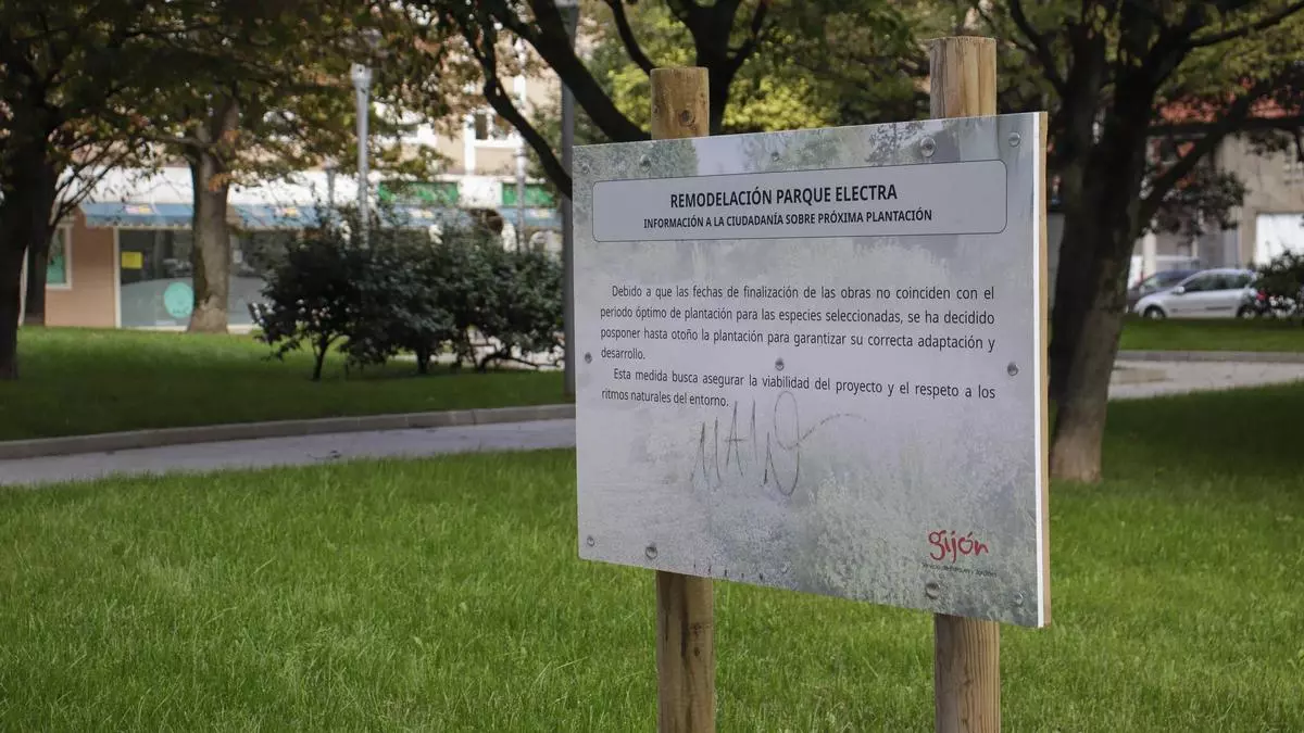 La reforma del parque Electra entra en su fase final con el trasplante de moreras y nuevas jardineras