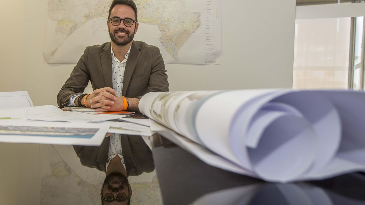 The councilor for Urbanism, Adrián Santos Pérez, in a recent image in his office The councilor for Urbanism, Adrián Santos Pérez, in a recent image in his office