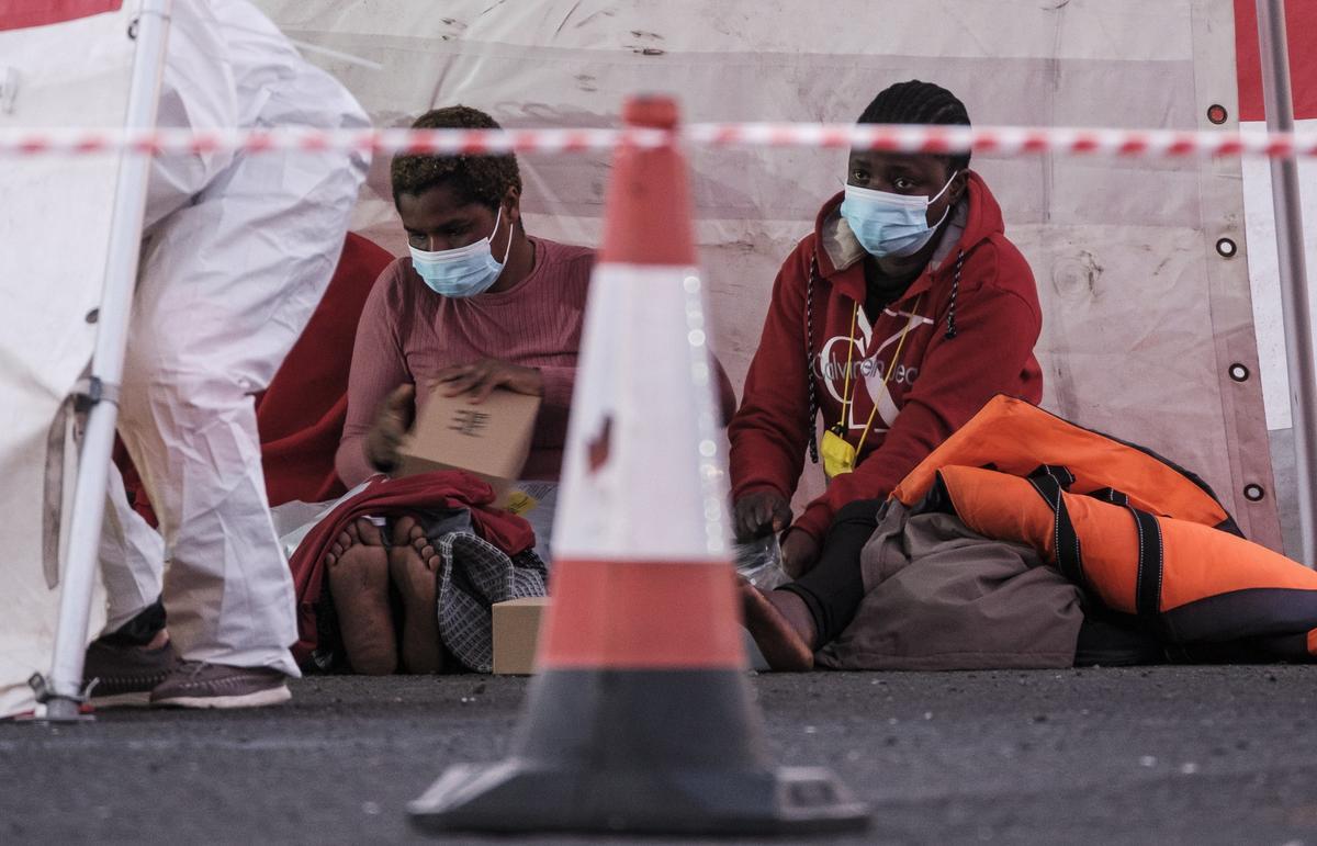 Llegada de 79 inmigrantes rescatados en un cayuco y una patera al sur de Gran Canaria