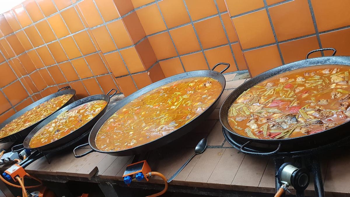 Las paellas son imprescindibles los domingos en Les Cholines.