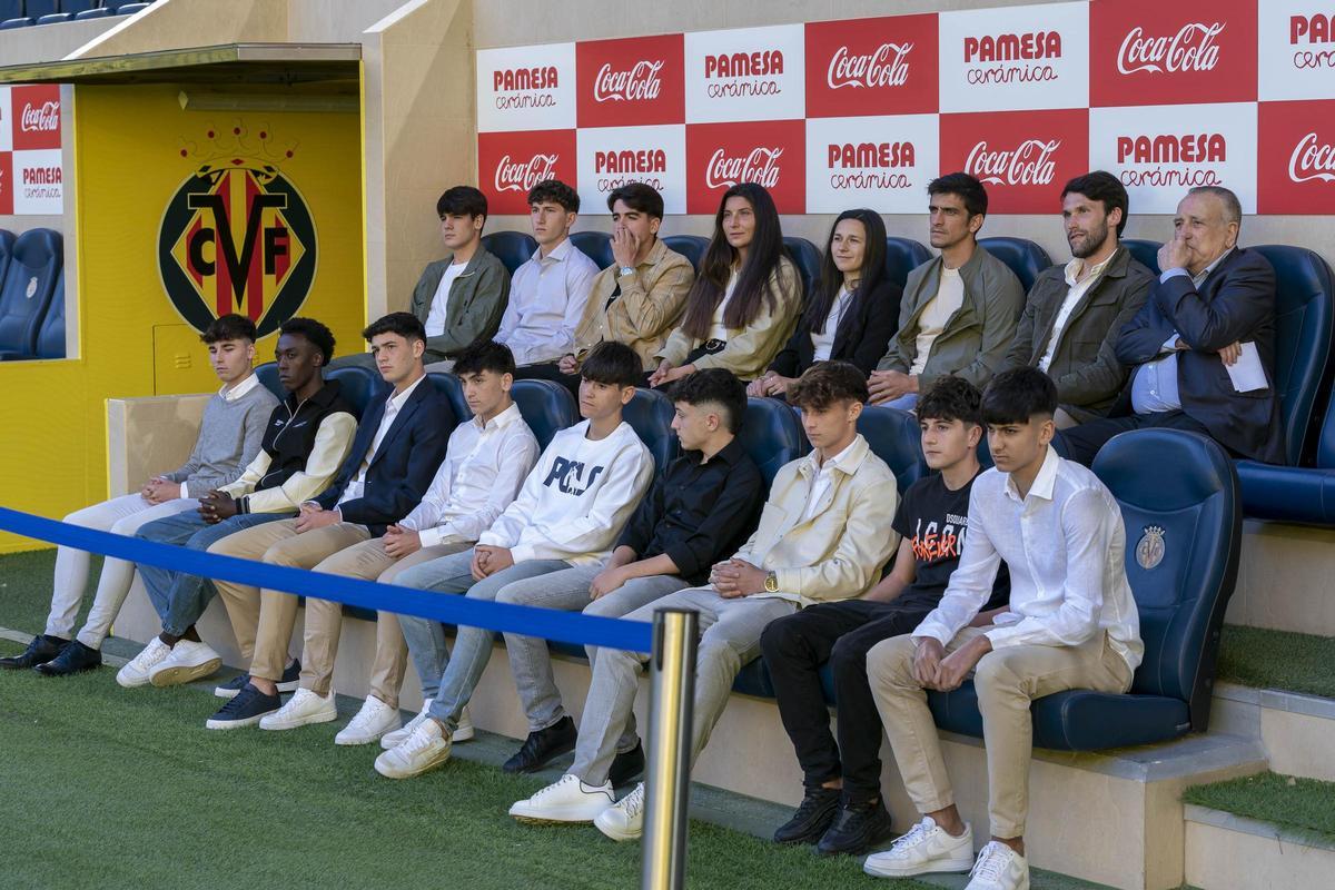 Los 16 homenajeados por el Villarreal CF por cumplir una década en el club.