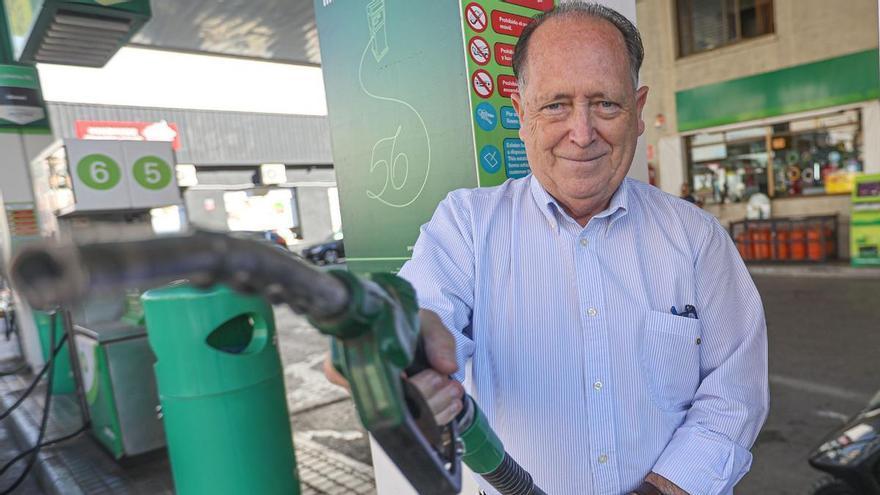 Emilio Córcoles: «Las gasolineras asistidas son más seguras, generan empleo y ofrecen calidad en el combustible frente al low cost»