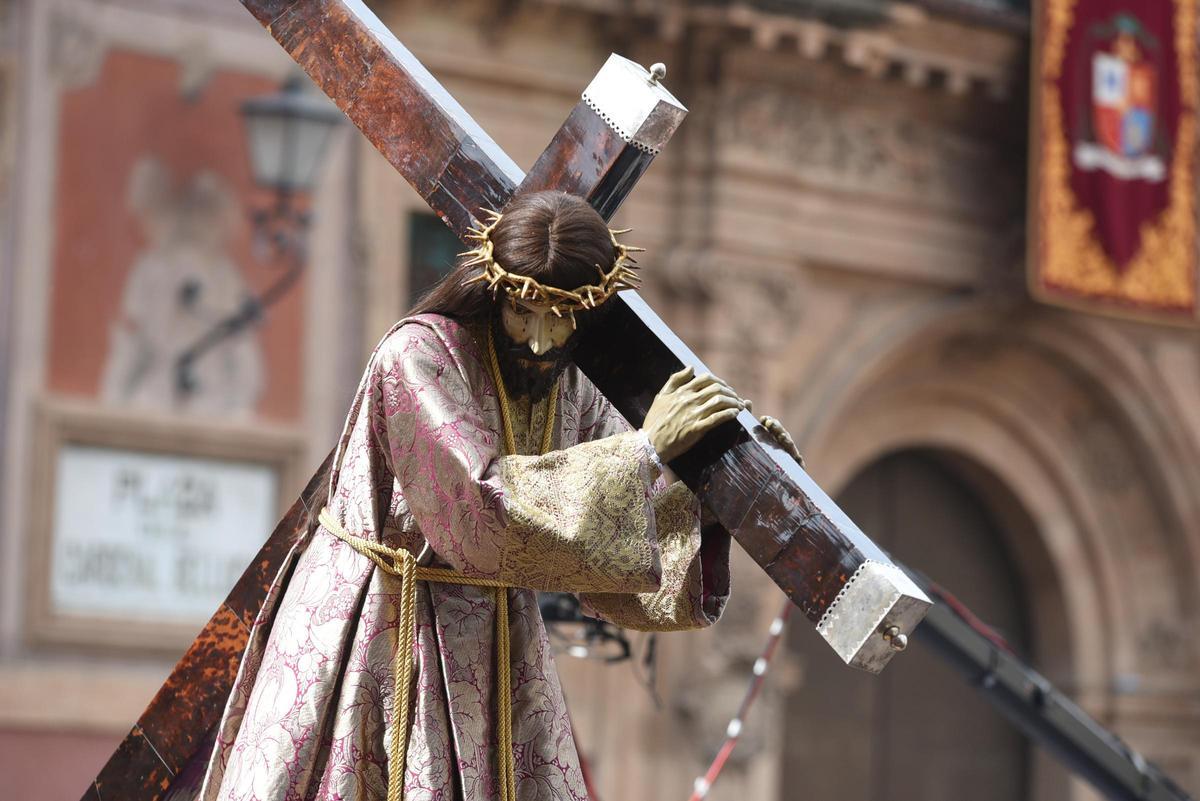 Nuestro Padre Jesús Nazareno, a su paso por Belluga en la procesión del Viernes Santo por la mañana en Murcia.