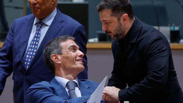 El president Pedro Sánchez, ahir amb Zelenski a Brussel·les | GEERT VANDER WIJNGAERT / AFP