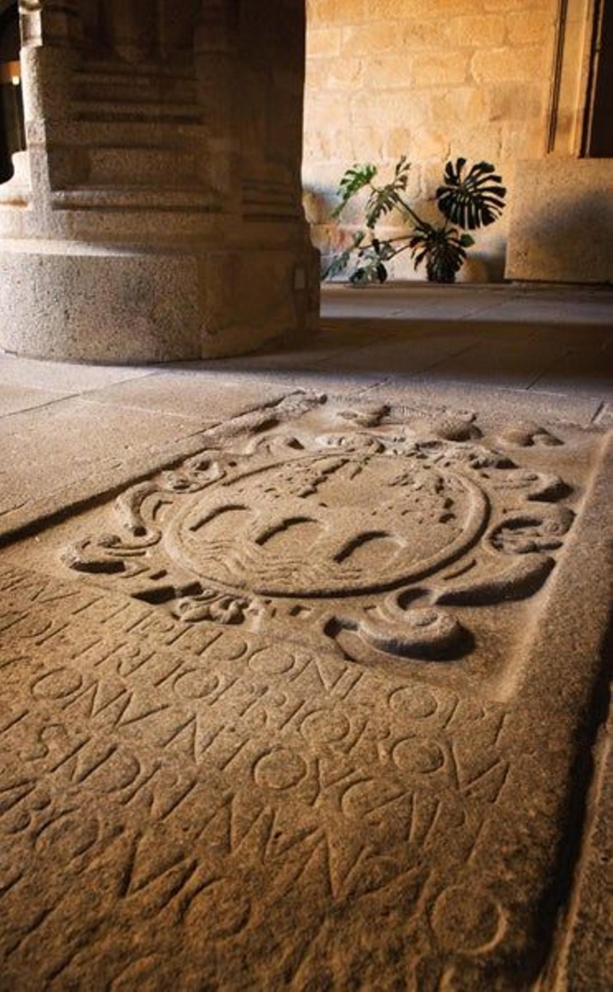 Lápida de Fray Don López Suárez de Trejo prior del convento de San Benito y contemporáneo del