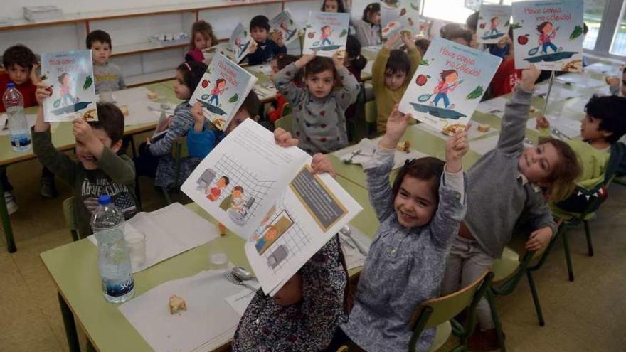 Alumnos de Campolongo muestran los libros que recibieron por parte de Serunion.  // Rafa Vázquez