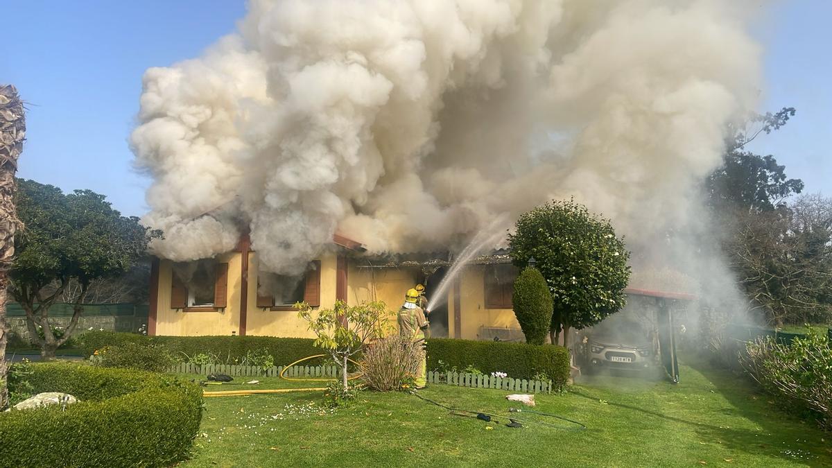 Imagen de los equipos de emergencias en la vivienda incendiada.