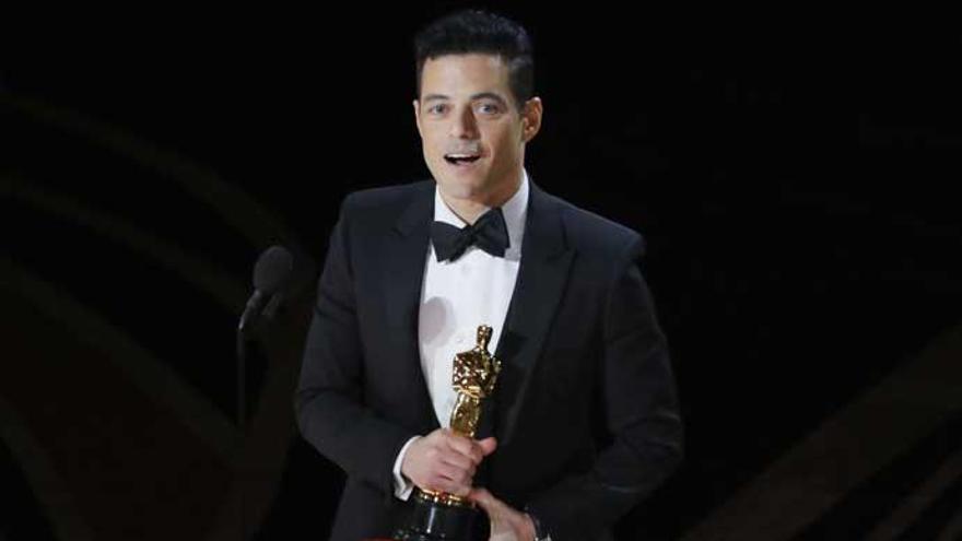 Rami Malek recibe el Oscar 2019 como mejor actor.