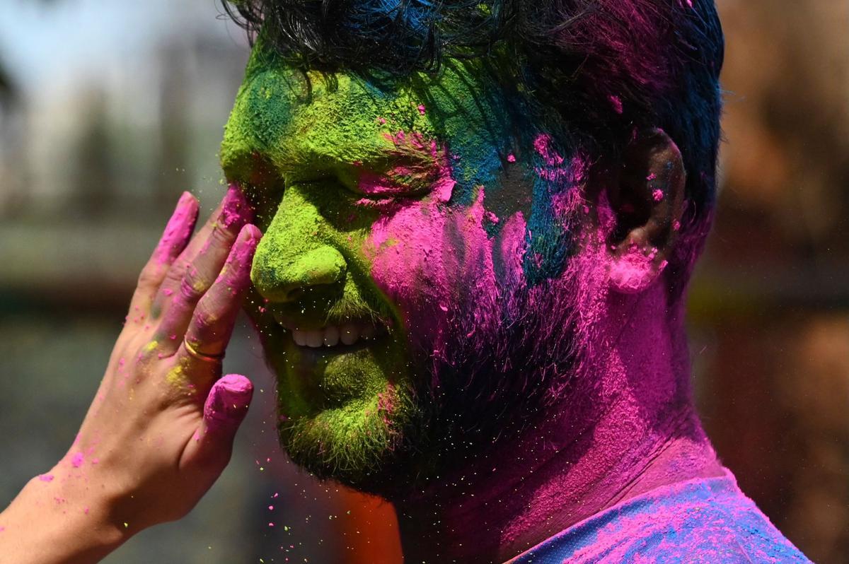 Participantes en las celebraciones del Holi en Bombay