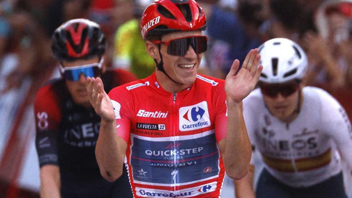 Evenepoel celebra el triomf a l’arribada de la Vuelta. | SUSANA VERA /REUTERS