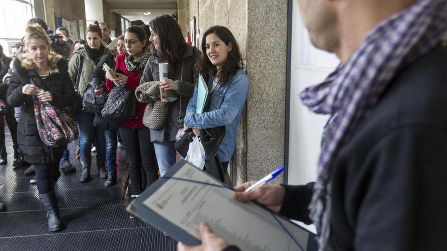 Alumnos a la espera de realizar el examen MIR en Santiago. | ÓSCAR CORRAL