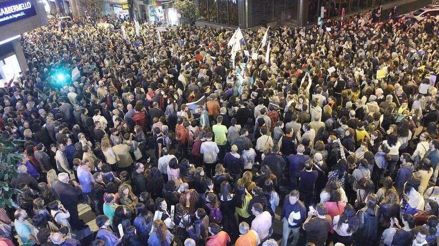 Marcha hasta la sede de la delegación de la Consellería de Medio Rural. // Iñaki Osorio