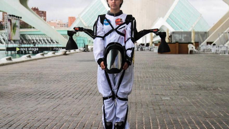 Una de las alumnas con el traje del proyecto Mars UPV.