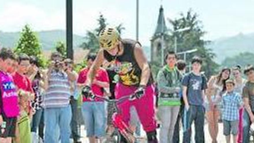 Exhibición de bike trial de los alumnos del IES David Vázquez de Laviana.