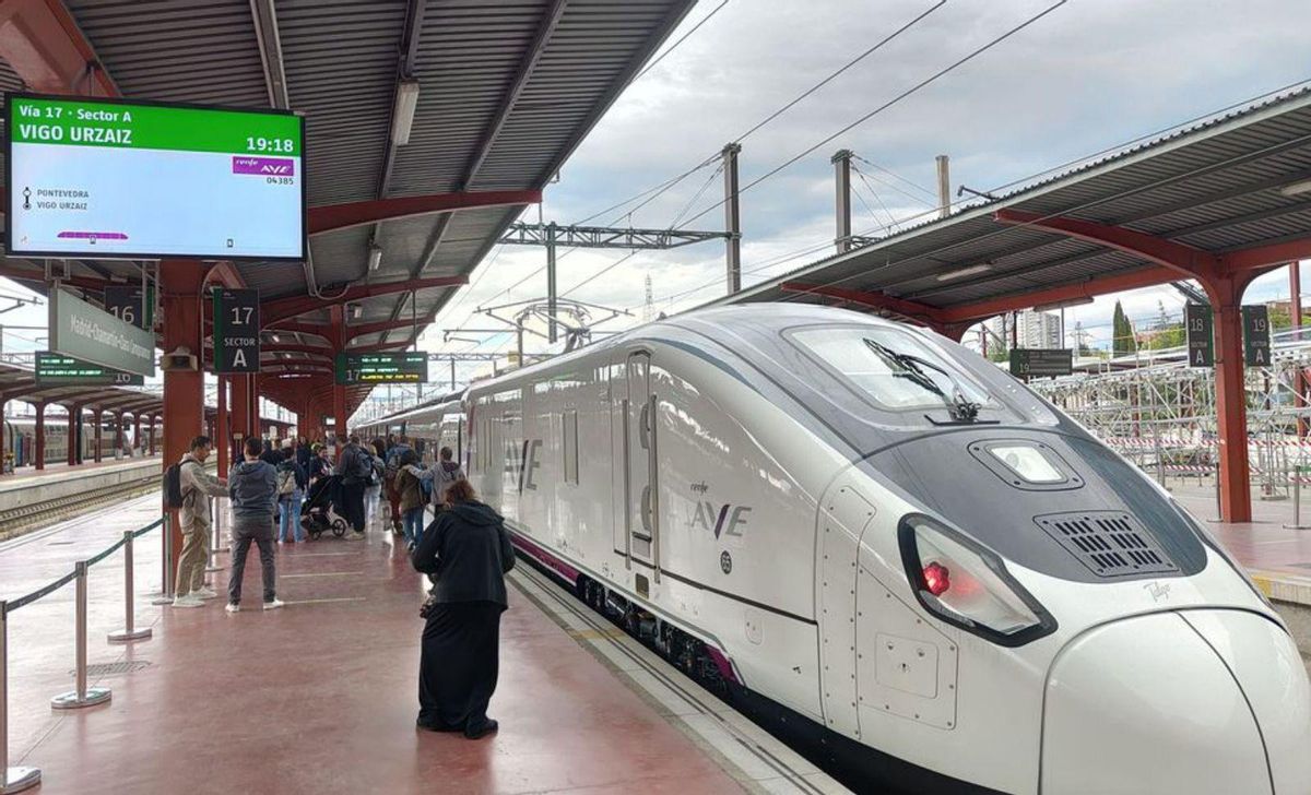 El primer AVE con destino Vigo antes
de salir de Madrid. | // V. CURRÁS