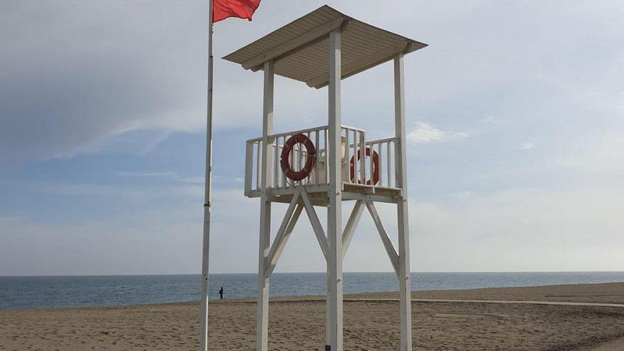 La bandera roja ondea desde este viernes en las playas veleñas.