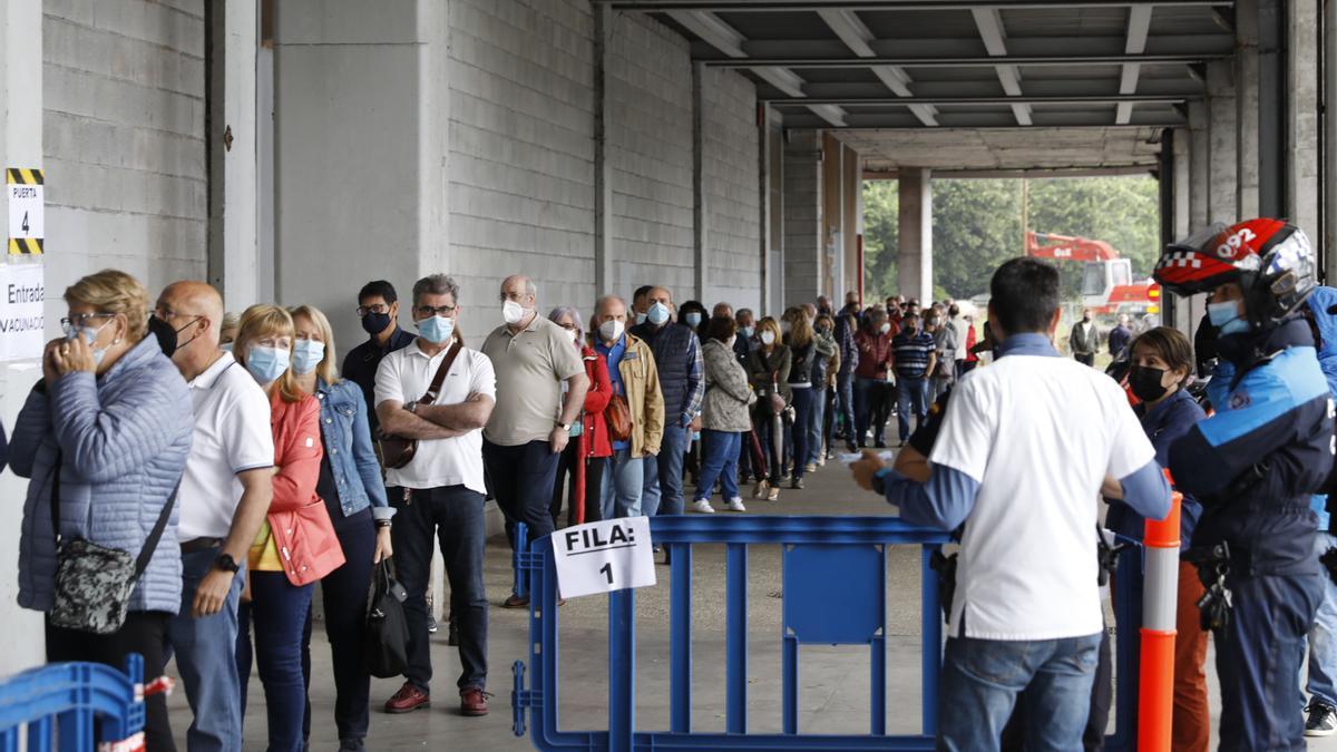 Colas para vacunarse en El Molinón