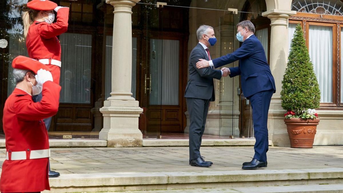Urkullu y Puig se saludan esta senaba en la puerta del palacio de Ajuria Enea, sede del gobierno vasco.