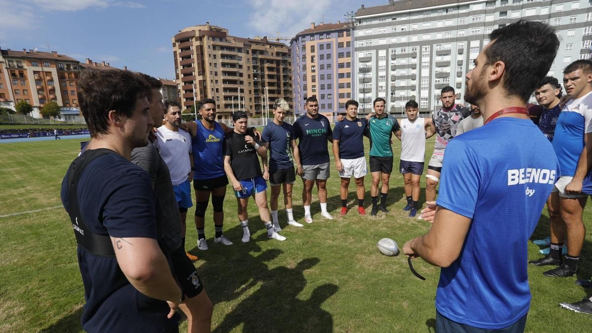 Frederic Roberti se dirige a la plantilla del Belenos en un entrenamiento en el Yago Lamela.