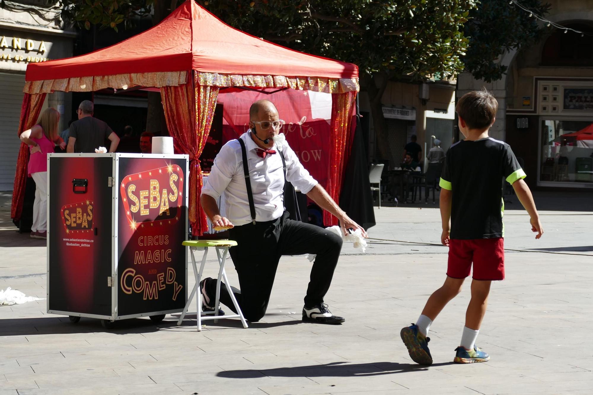 La màgia s'escampa pels carrers i les places de Figueres