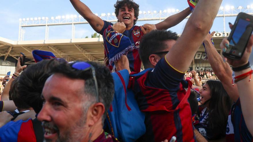 Carlos Álvarez, braços enlaire, durant la celebració de l’ascens del Llevant UE