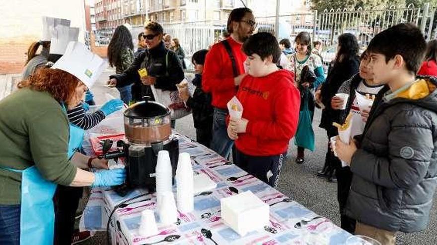 Chocolatada en La Escuelona para la investigación sobre el cáncer infantil