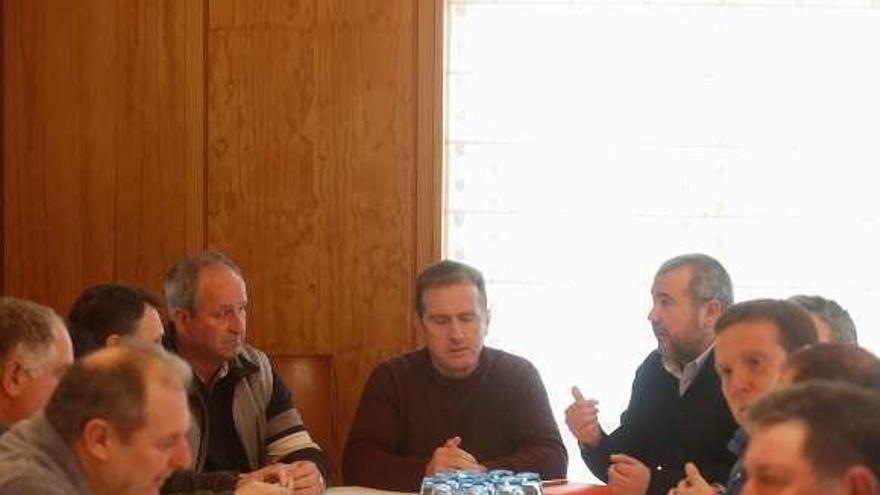 Reunión de armadores de palangre y volanta en Cudillero.