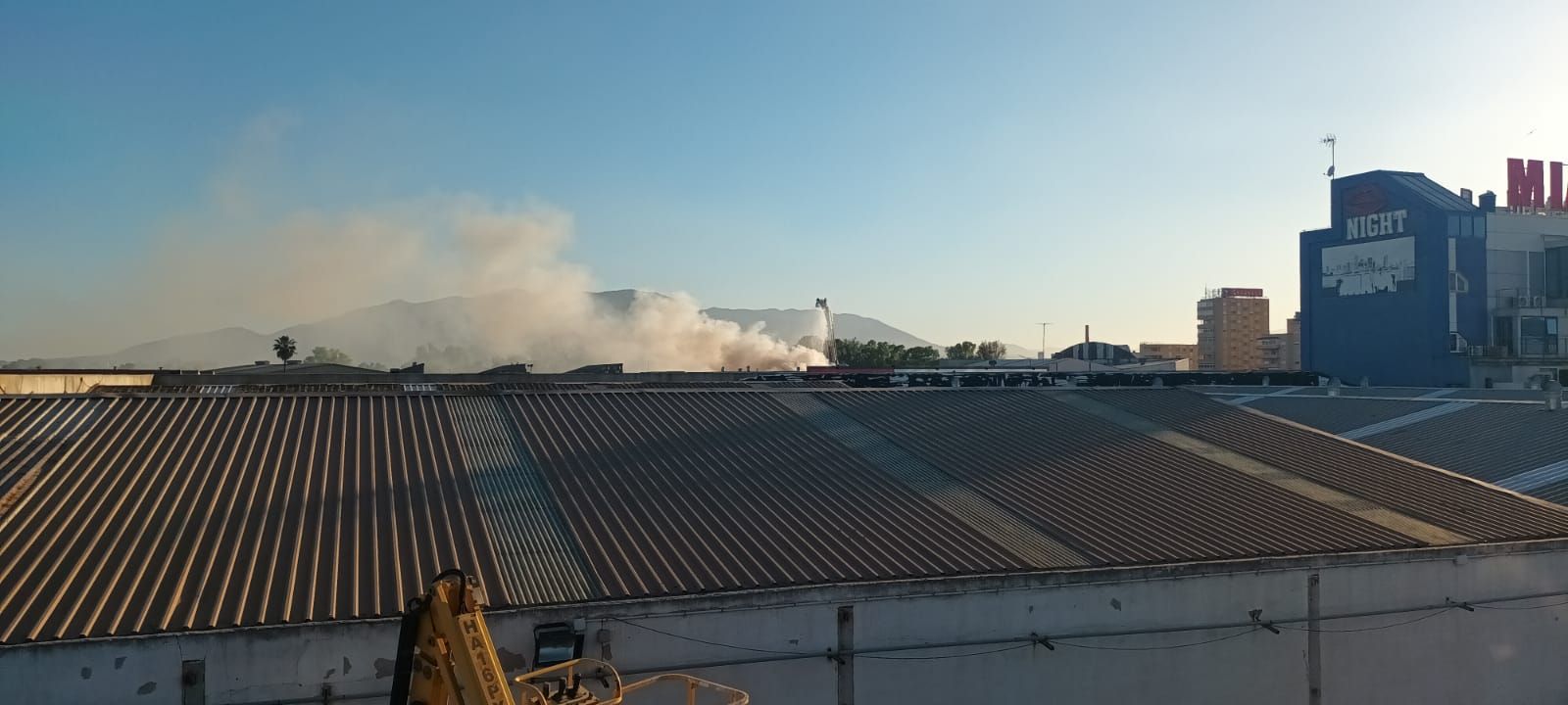 Declarado un incendio en una nave de patinetes en el polígono de La Azucarera