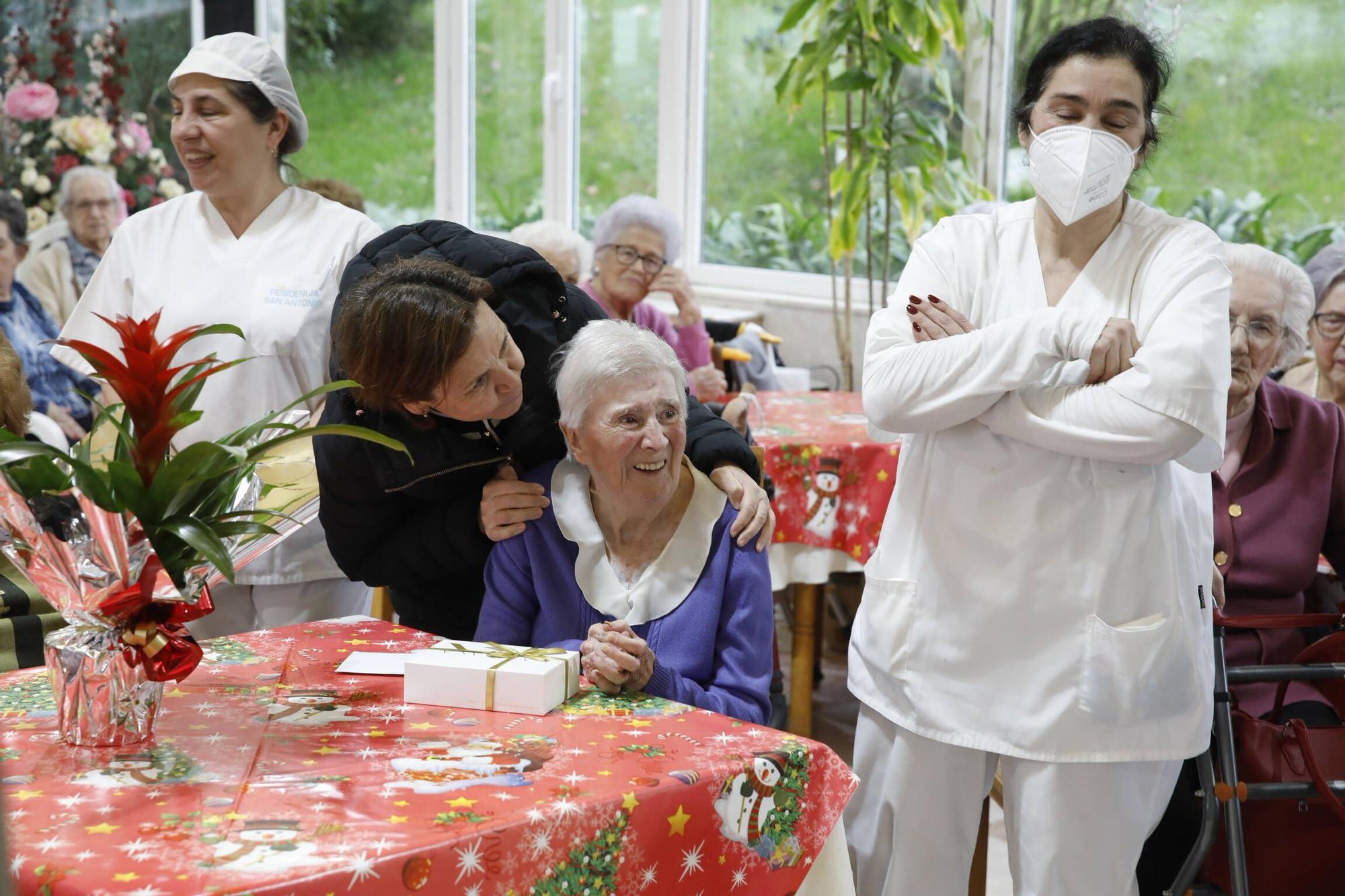 En imágenes: Visita de Carmen Moriyón a los centenarios gijoneses