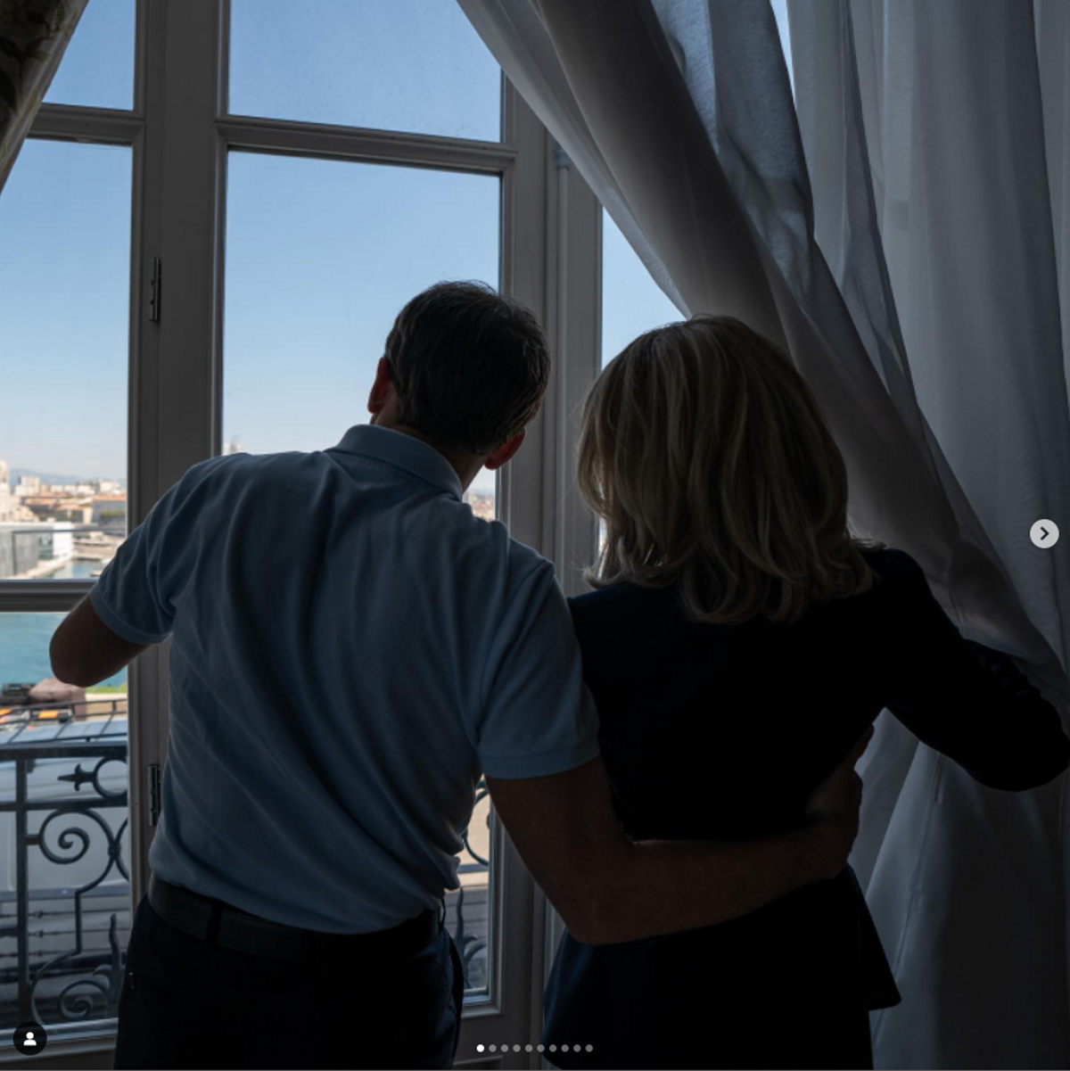 Macron contemplando las vistas junto a su mujer, Brigitte Macron