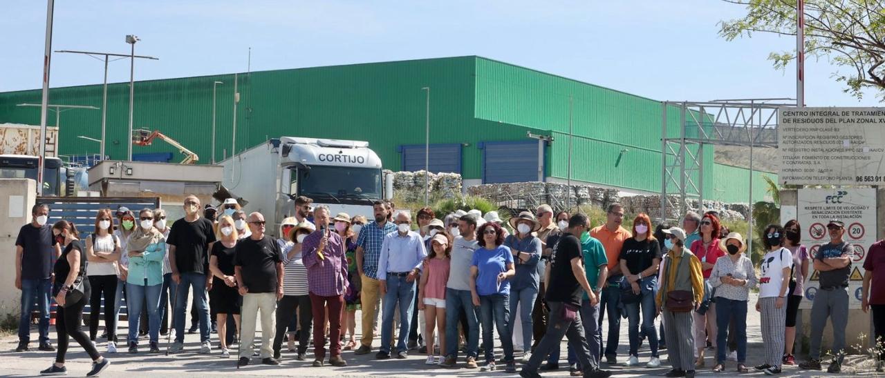 Los afectados han reclamado el cierre del vertedero con una protesta a las puertas del complejo