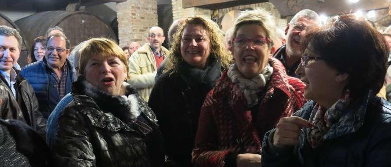 María Luisa Balmori, sorprendida a su llegada al homenaje, rodeada por vecinos y amigos.