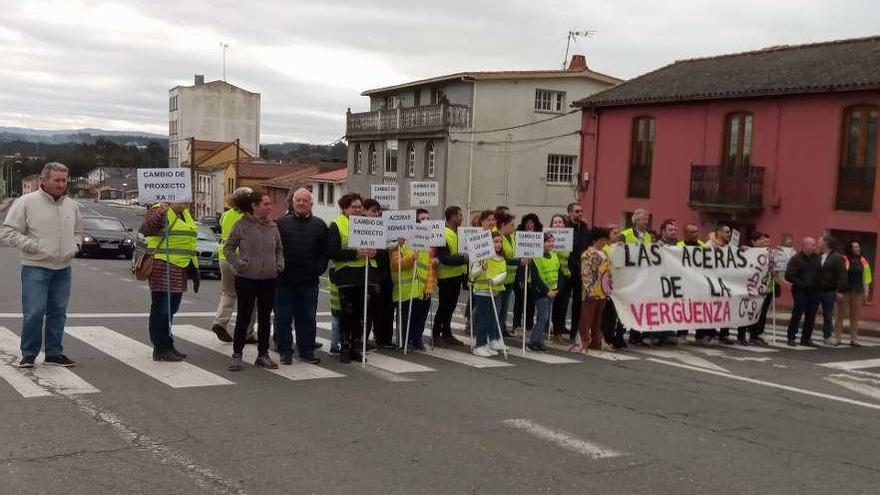 Vecinos, ayer, en la protesta contra el trazado de la senda de Vixoi secundada por PP y Veciños.