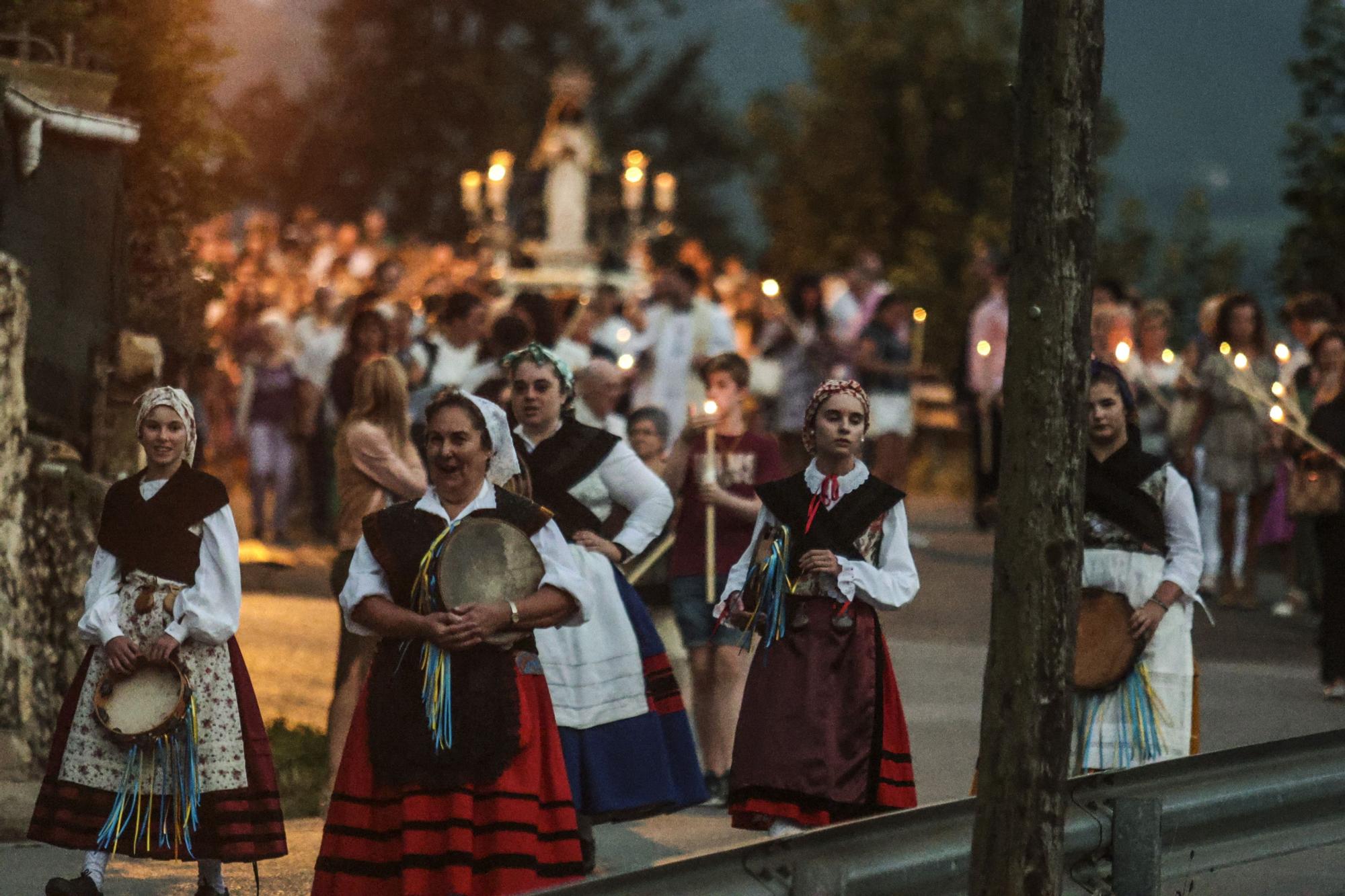 Así fue la procesión de la virgen del Otero que iluminó la noche de Pola de Laviana