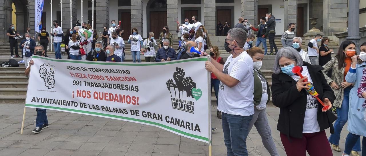 Concentración de protesta de empleados interinos del Ayuntamiento de Las Palmas de Gran Canaria. | | ANDRÉS CRUZ