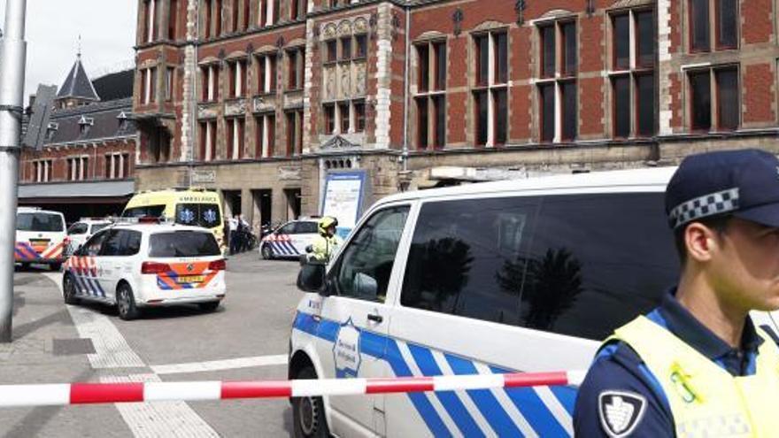 Policia a l&#039;exterior de l&#039;estació d&#039;Àmsterdam.