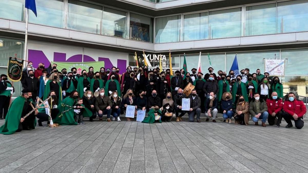 Foto de familia ayer de las rondallas con Fdz.-Tapias y Lorenzo.