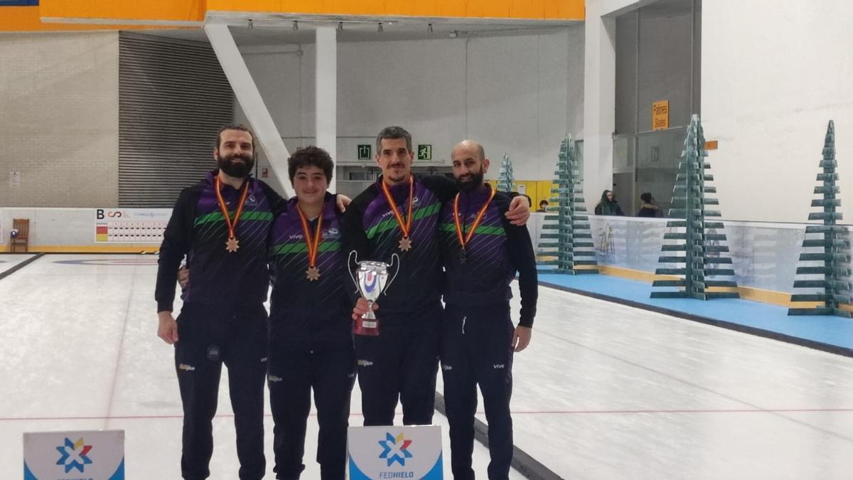 Los Compadres Málaga recoge su premio del Campeonato de España de Segunda División.