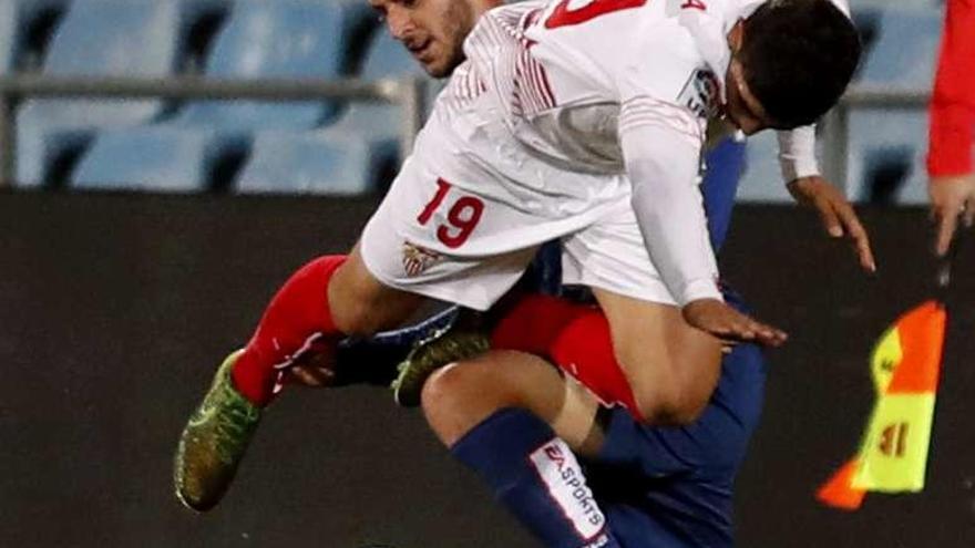 Banega se cae traas la entrada de Víctor Rodríguez.