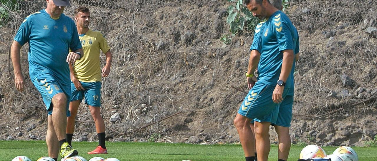 Pepe Mel –izquierda–, técnico de la UD, junto a Clemente –camiseta dorada– y Ángel López, exayudante del entrenador, el lunes pasado en Barranco Seco. | | JOSÉ CARLOS GUERRA