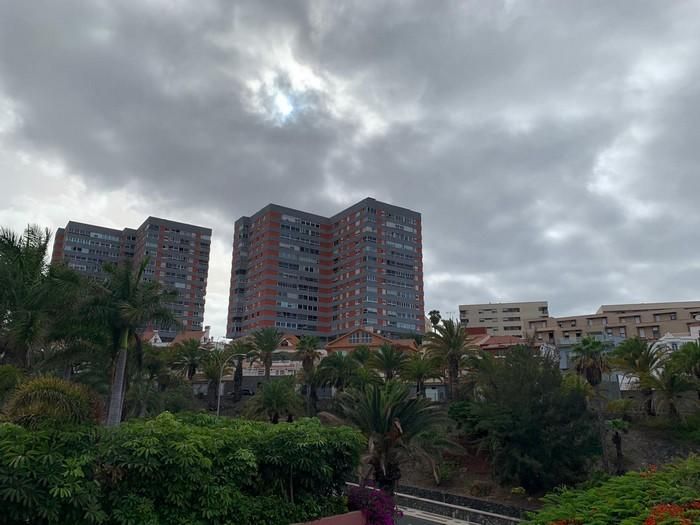 Cielos nubosos y claros por la tarde en norte de