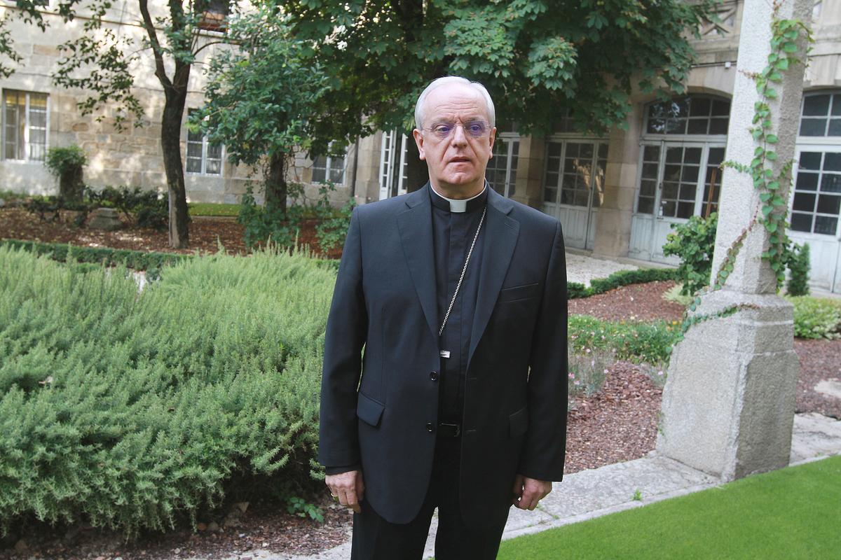 Leonardo Lemos, en el patio del edificio episcopal. // IÑAKI OSORIO