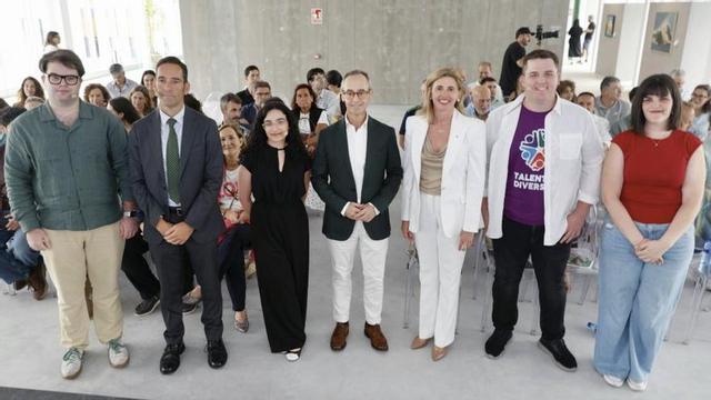 Por la izquierda, Víctor Peinó, Roberto García Villaverde, Ainara de la Fuente, Antonio Blanco, Eva Pando, Carlos Areces y Erika Durán. | MARCOS LEÓN