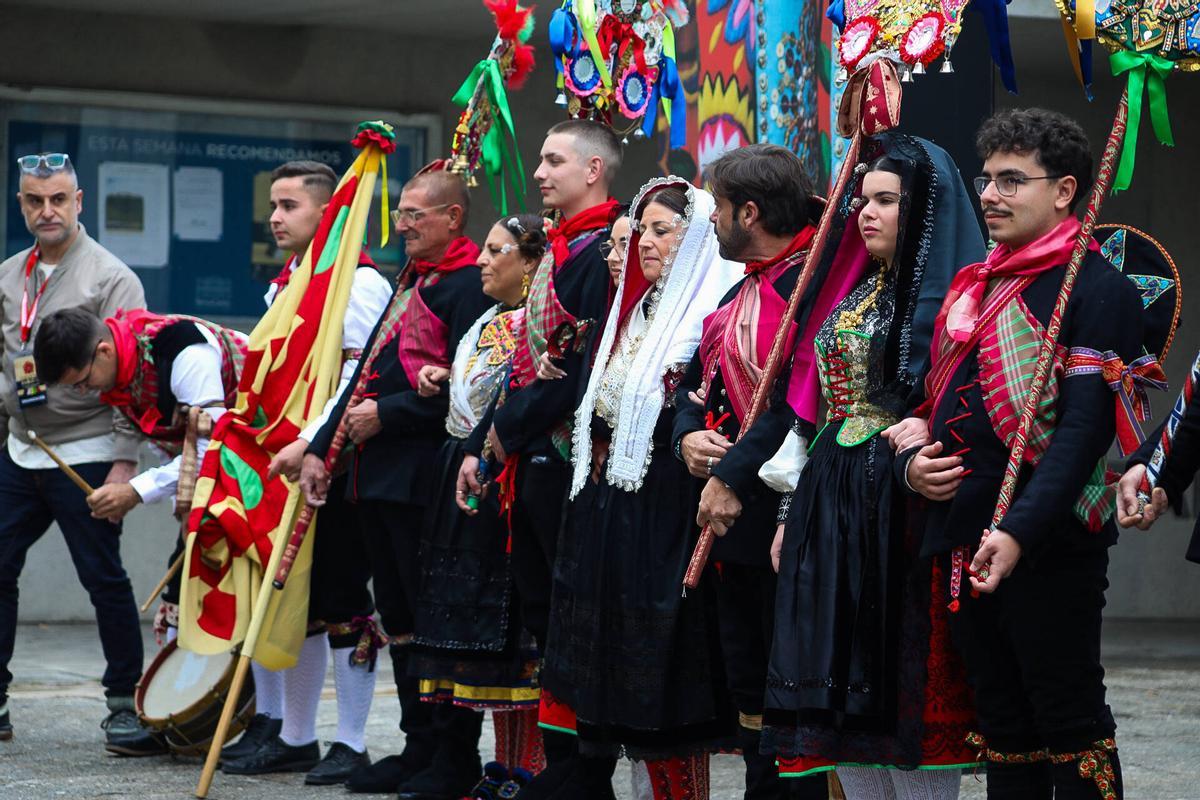 Desfile de indumentaria tradicional