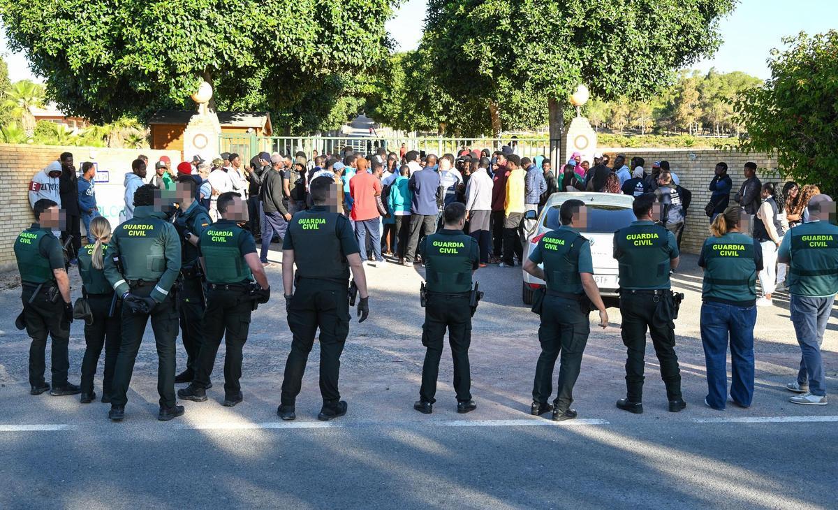 Concentración de malienses en el acceso al antiguo seminario de Maristas de Guardamar donde impedían el paso de trabajadores para reclamar la aceleración de su regularización