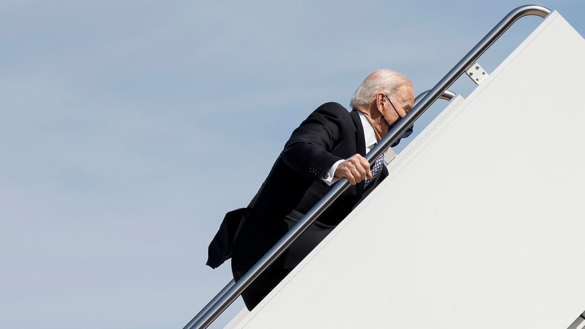 Joe Biden se tropieza tres veces al subir las escaleras del Air Force One