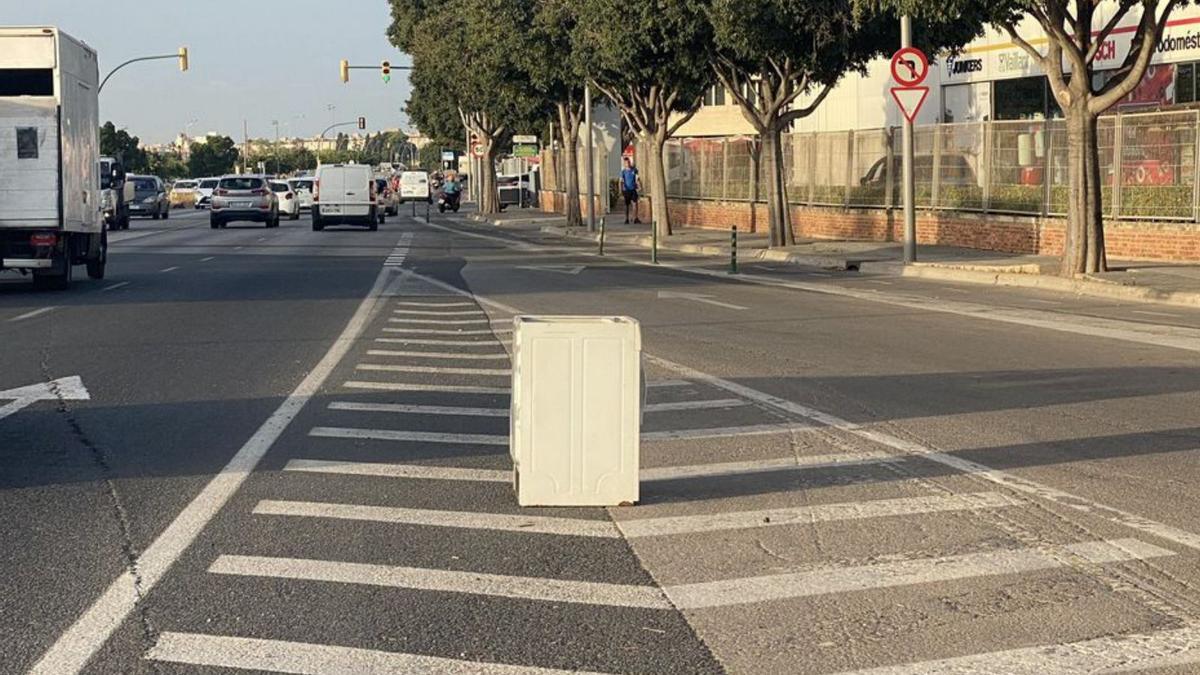 Abandonan una lavadora en la carretera