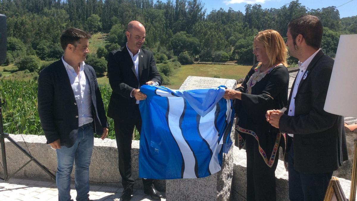 El alcalde de Bueu, Félix Juncal, y la presidenta de la Diputación, Carmela Silva, en la inauguración de la primera fase de la regeneración urbana de Ermelo.